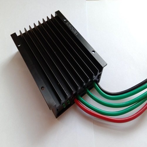 Regolatore Di Carica MPPT Per Turbina Eolica 800 W | 12V/24V Auto-Rilevamento | Impermeabile IP67 | Protezioni Integrate | Per Impianti Energia Rinnovabile